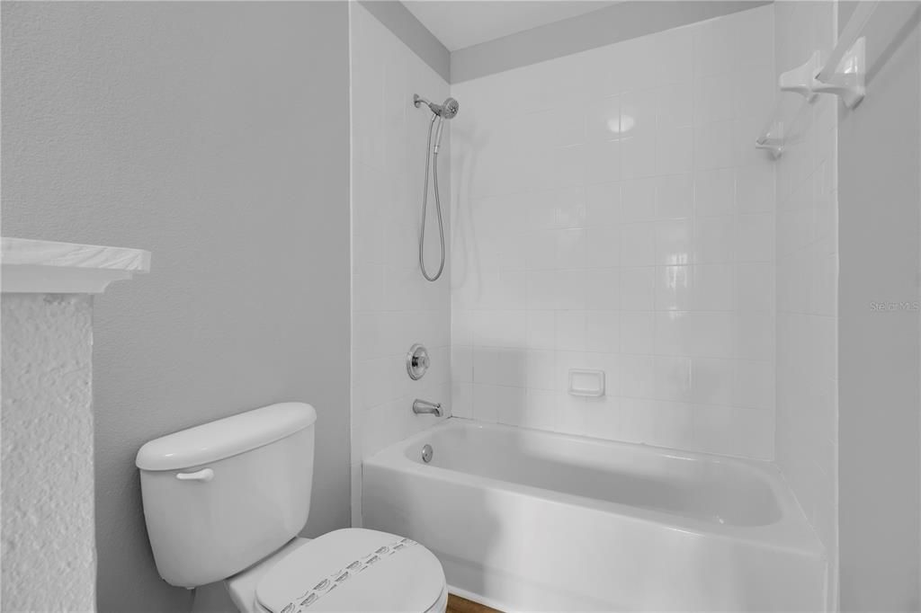 For Rent: $2,300 (3 beds, 2 baths, 1889 Square Feet)