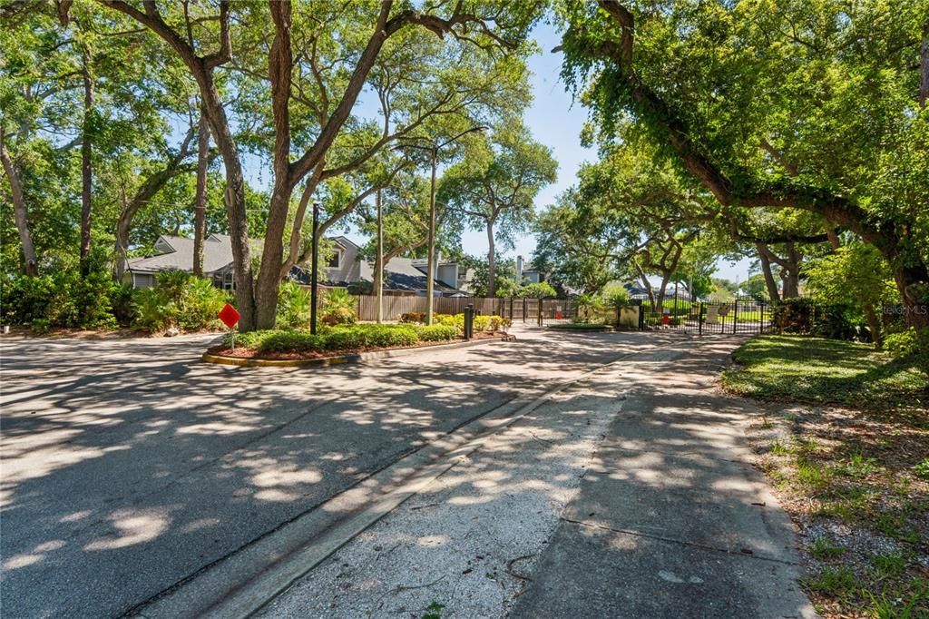 For Sale: $185,000 (1 beds, 1 baths, 760 Square Feet)
