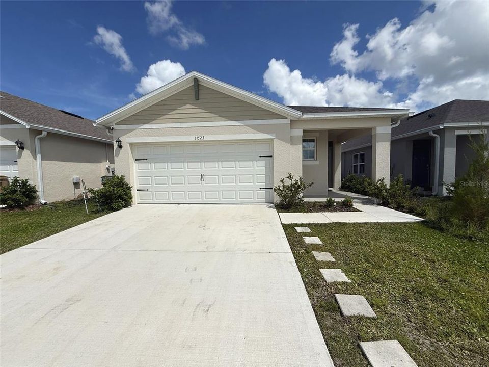 For Rent: $2,400 (3 beds, 2 baths, 1621 Square Feet)