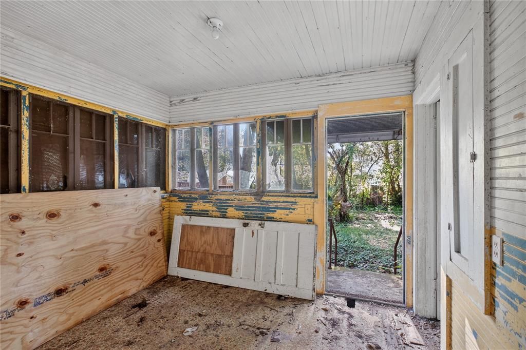 For Sale: $319,000 (3 beds, 1 baths, 1210 Square Feet)