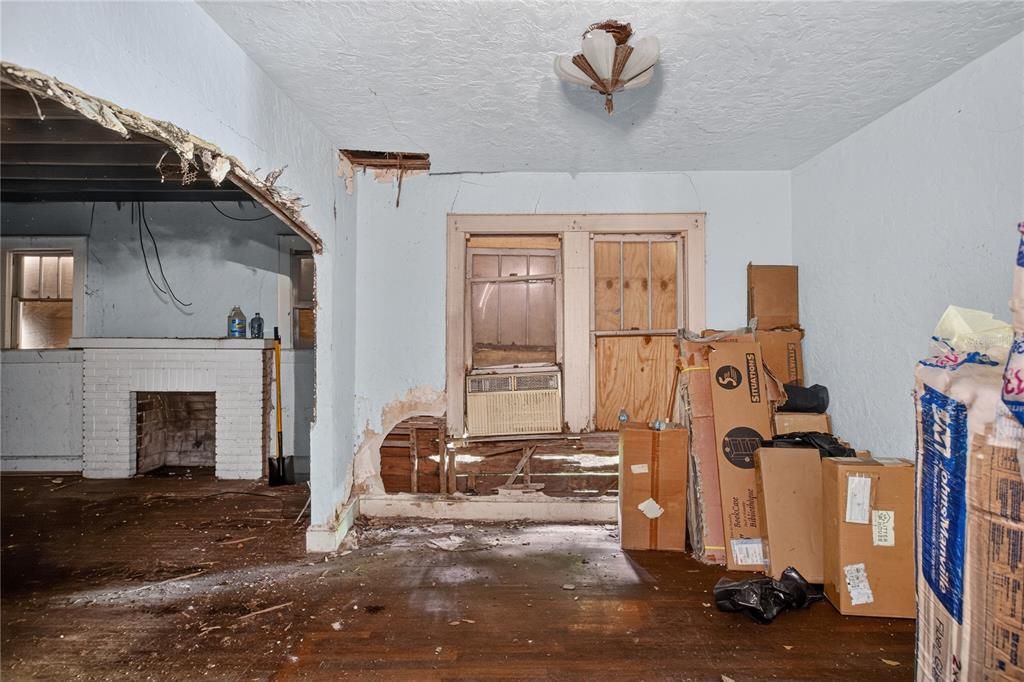 For Sale: $319,000 (3 beds, 1 baths, 1210 Square Feet)