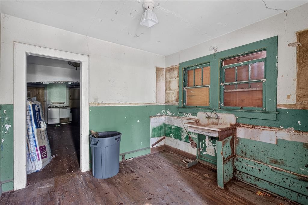 For Sale: $319,000 (3 beds, 1 baths, 1210 Square Feet)