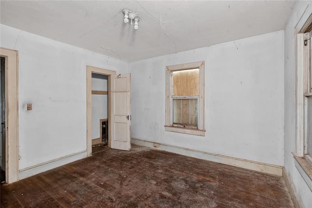 For Sale: $319,000 (3 beds, 1 baths, 1210 Square Feet)