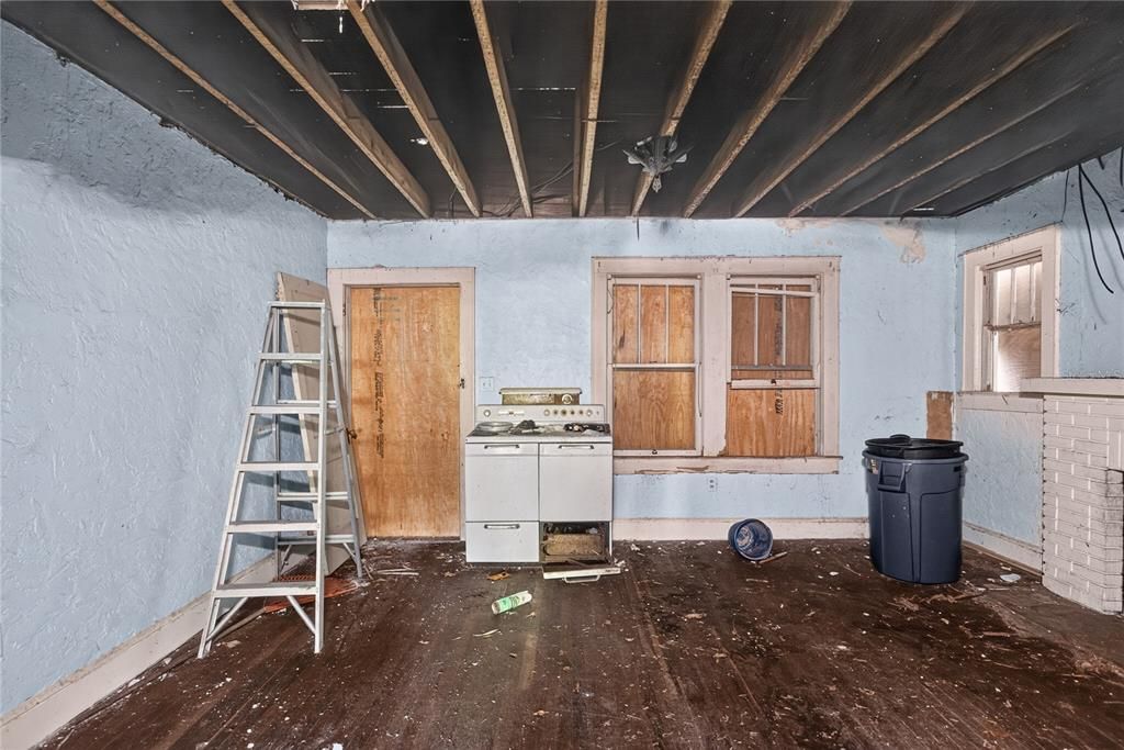 For Sale: $319,000 (3 beds, 1 baths, 1210 Square Feet)