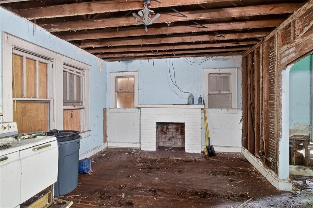 For Sale: $319,000 (3 beds, 1 baths, 1210 Square Feet)