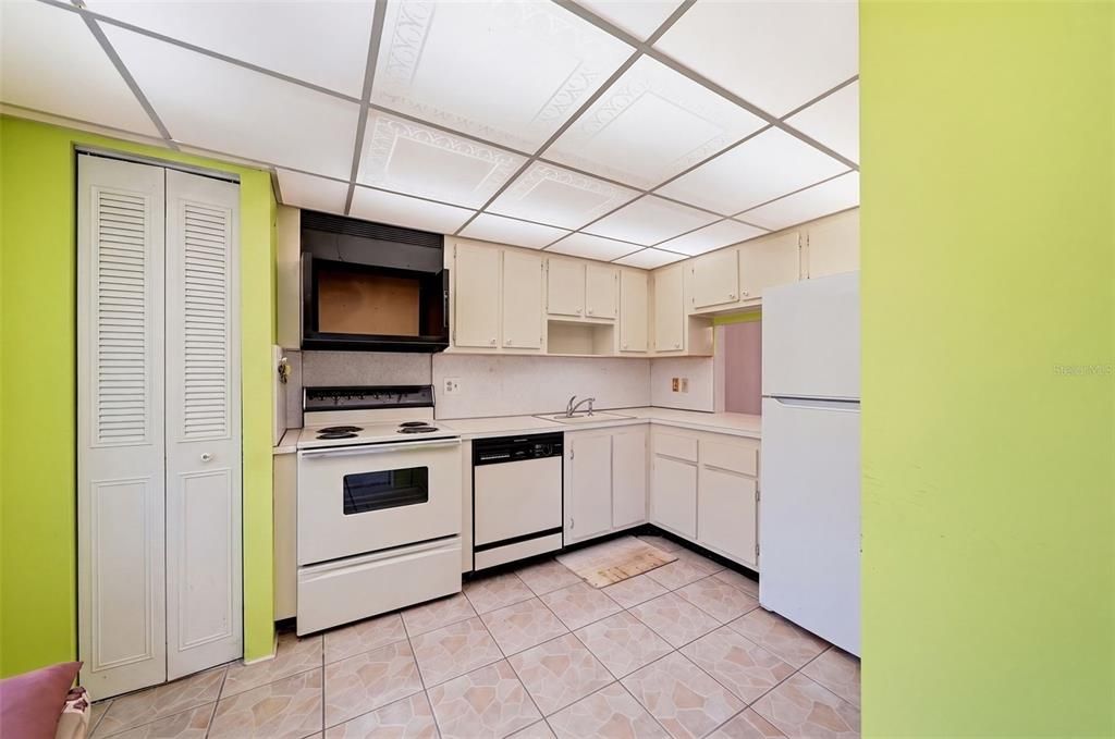 Activo con contrato: $75,000 (1 camas, 1 baños, 900 Pies cuadrados)