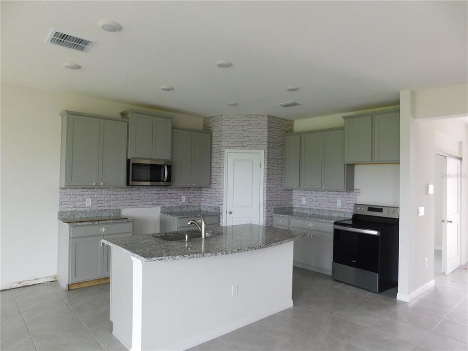 For Sale: $449,900 (4 beds, 3 baths, 2756 Square Feet)