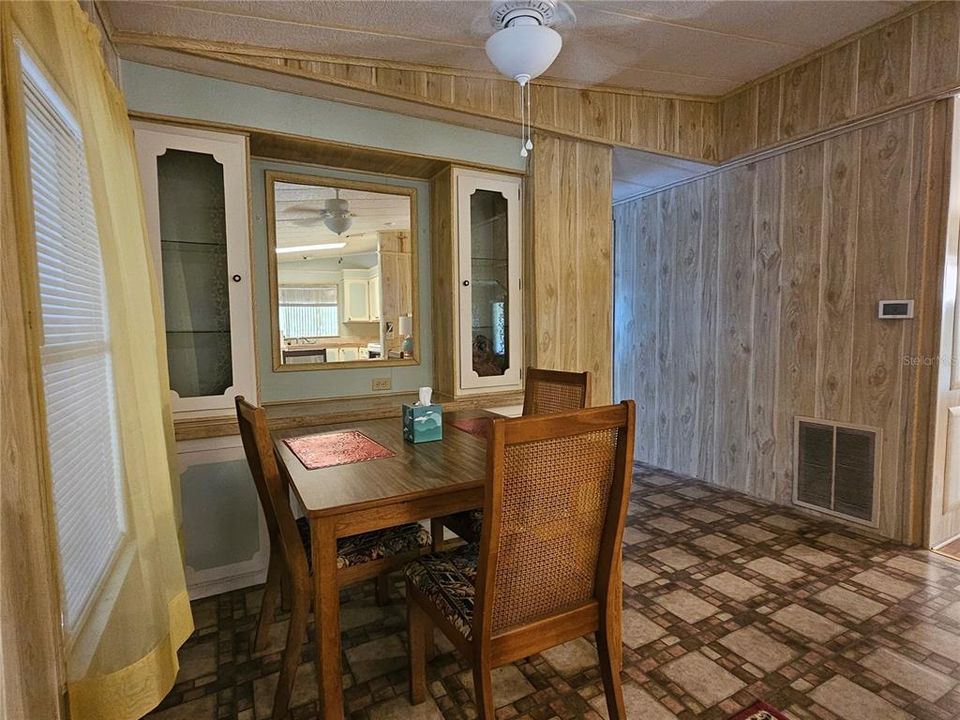 На продажу: $103,000 (2 спален, 2 ванн, 1152 Квадратных фут)