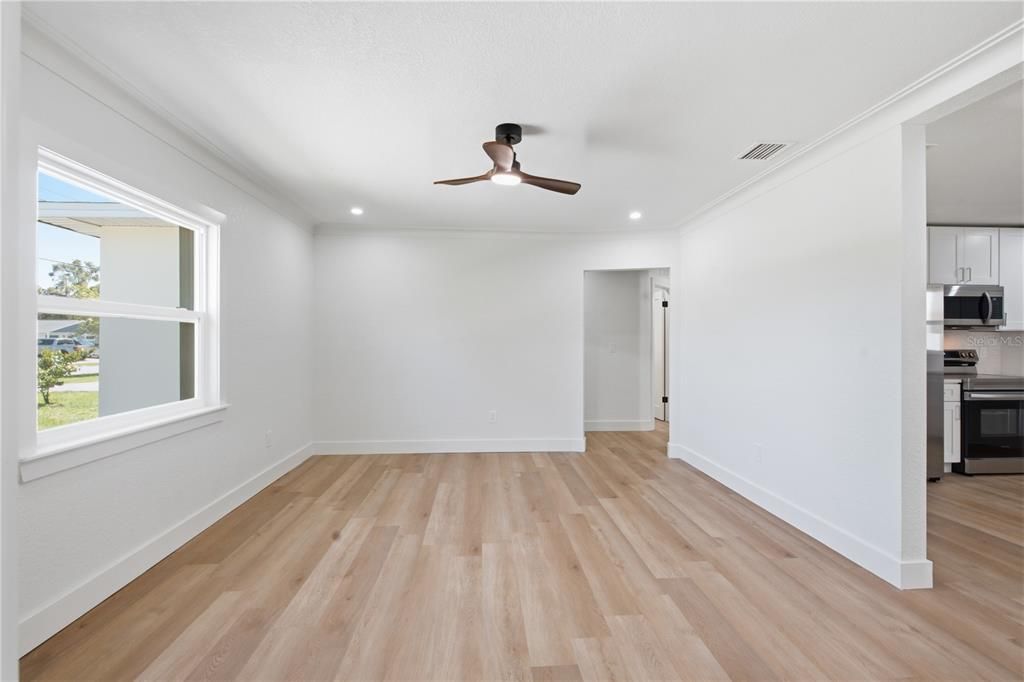En Venta: $415,000 (4 camas, 2 baños, 1328 Pies cuadrados)