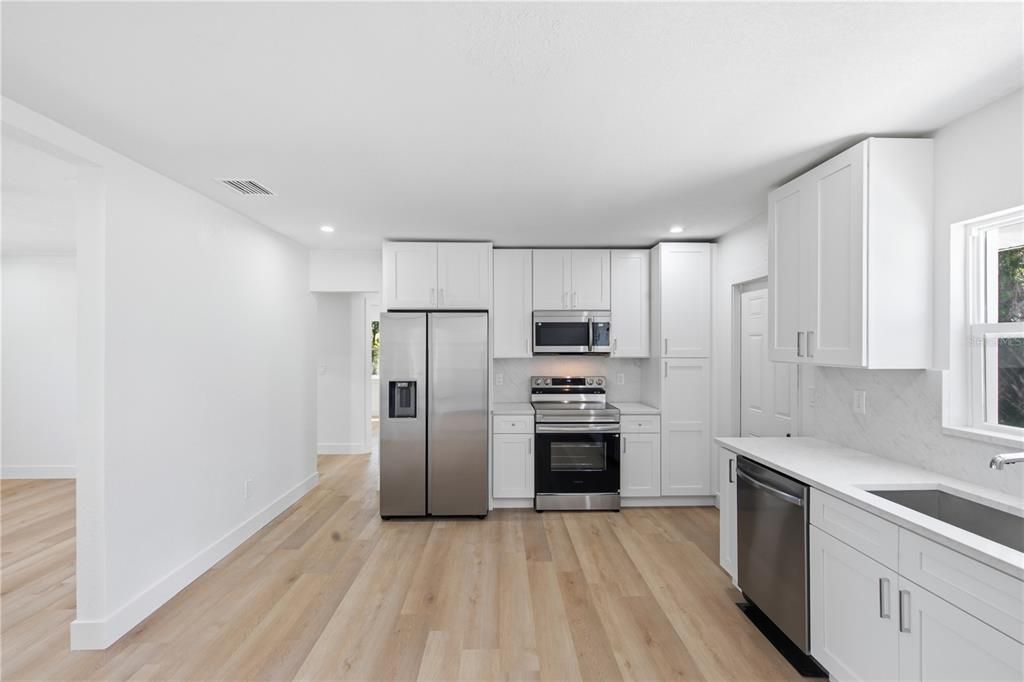 En Venta: $415,000 (4 camas, 2 baños, 1328 Pies cuadrados)