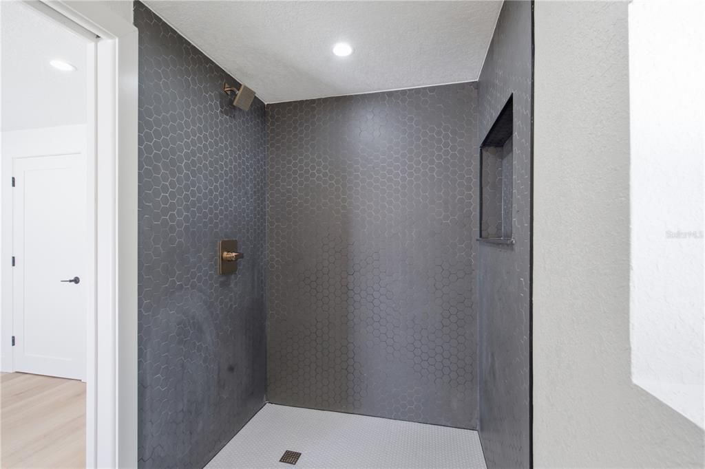 En Venta: $415,000 (4 camas, 2 baños, 1328 Pies cuadrados)