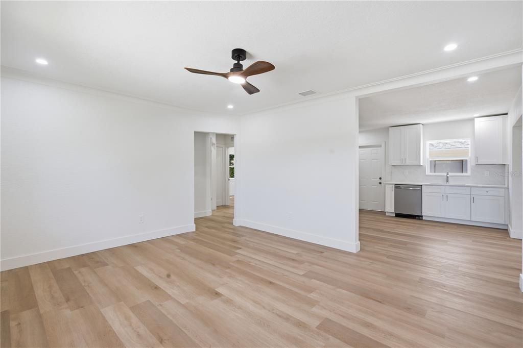 En Venta: $415,000 (4 camas, 2 baños, 1328 Pies cuadrados)