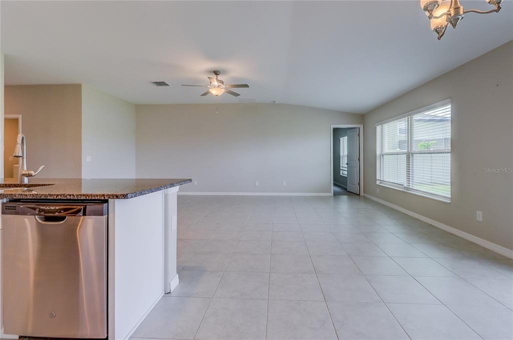 En Renta: $2,495 (4 camas, 2 baños, 1939 Pies cuadrados)