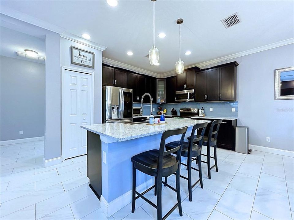 En Venta: $499,900 (3 camas, 2 baños, 2143 Pies cuadrados)