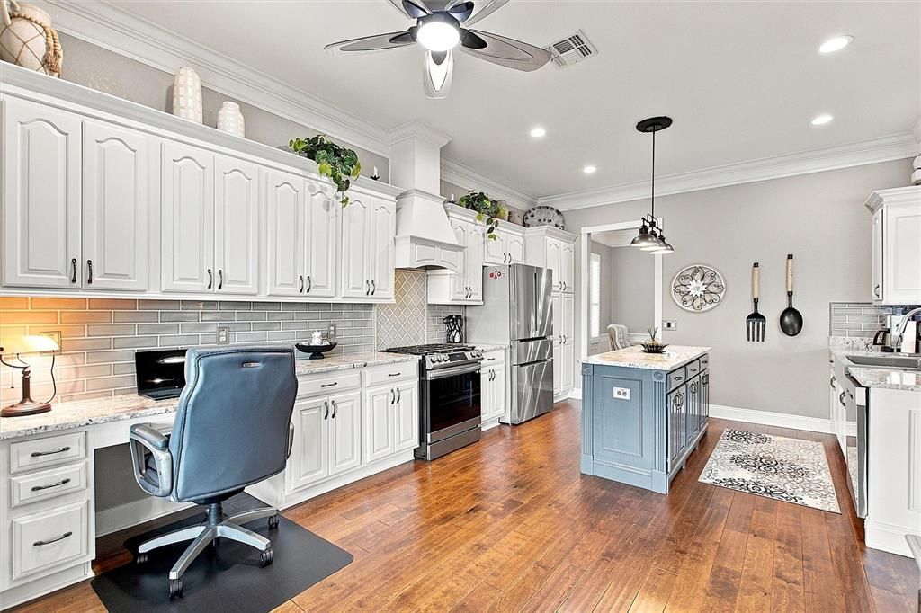For Sale: $550,000 (3 beds, 2 baths, 2737 Square Feet)