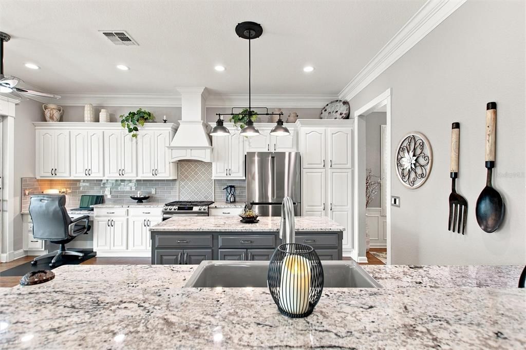 For Sale: $550,000 (3 beds, 2 baths, 2737 Square Feet)