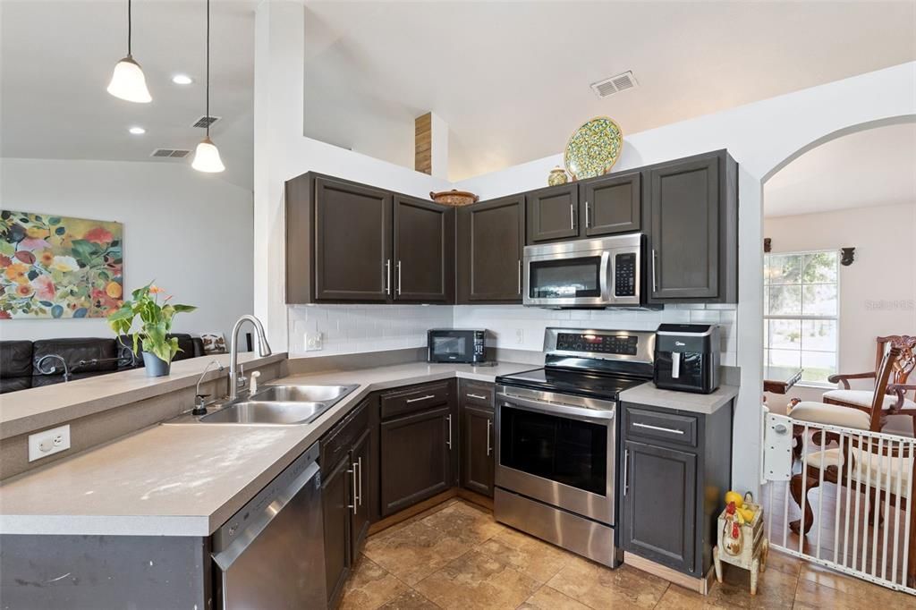 For Sale: $325,000 (3 beds, 2 baths, 1676 Square Feet)