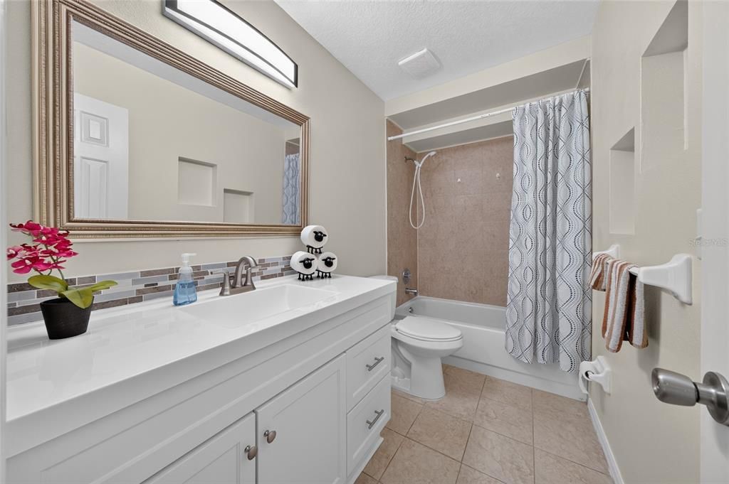 На продажу: $359,900 (3 спален, 2 ванн, 1405 Квадратных фут)