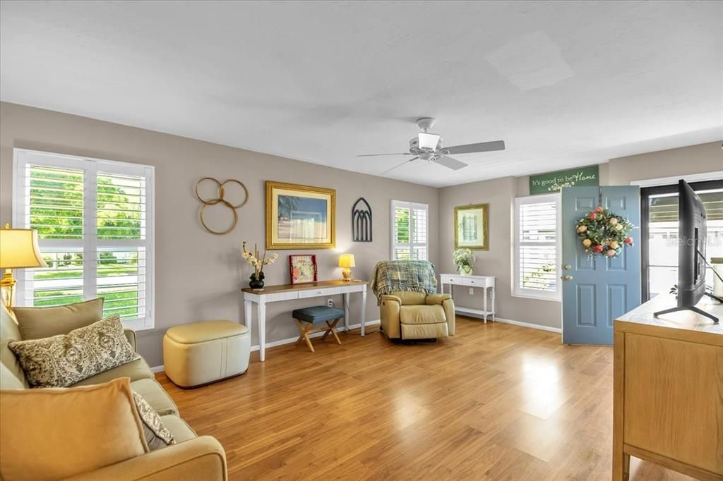 For Sale: $239,500 (2 beds, 2 baths, 1179 Square Feet)