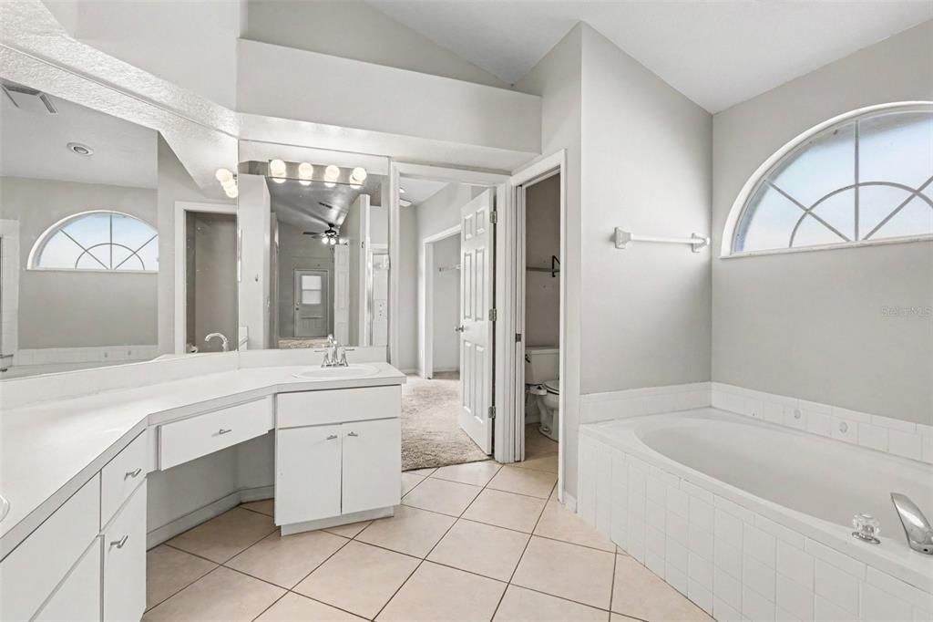 На продажу: $374,999 (4 спален, 2 ванн, 2105 Квадратных фут)