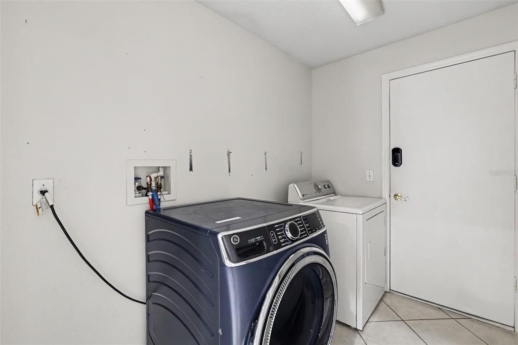 На продажу: $374,999 (4 спален, 2 ванн, 2105 Квадратных фут)