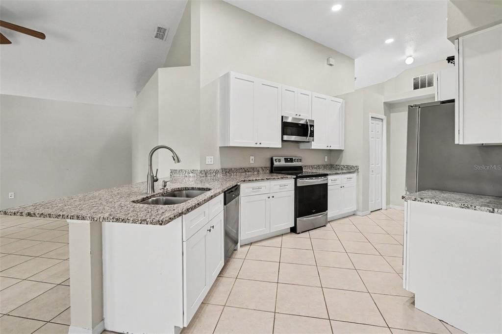 На продажу: $374,999 (4 спален, 2 ванн, 2105 Квадратных фут)