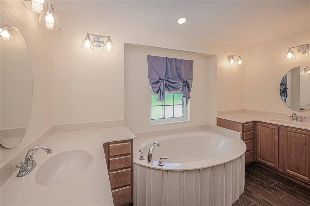 For Sale: $900,000 (4 beds, 2 baths, 2479 Square Feet)