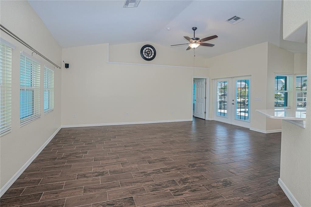 For Sale: $900,000 (4 beds, 2 baths, 2479 Square Feet)