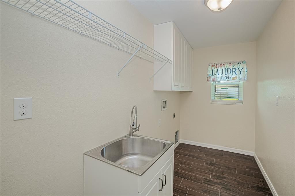 For Sale: $900,000 (4 beds, 2 baths, 2479 Square Feet)