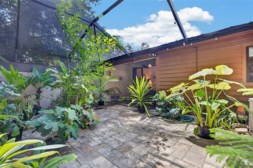 For Sale: $325,000 (2 beds, 2 baths, 1100 Square Feet)