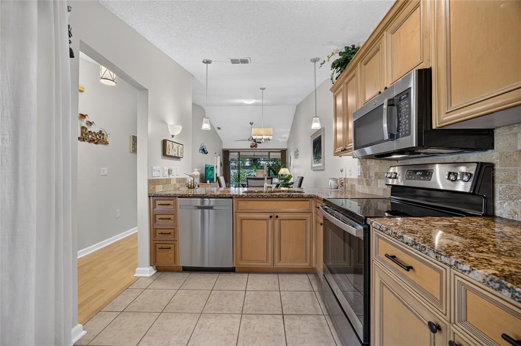 For Sale: $325,000 (2 beds, 2 baths, 1100 Square Feet)