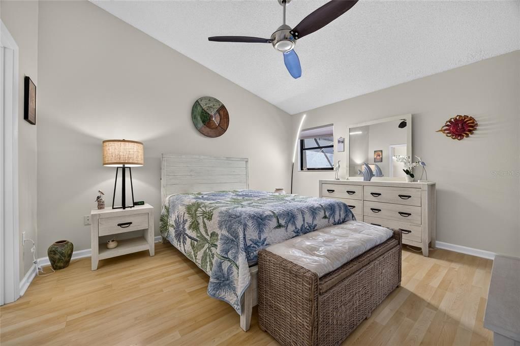 For Sale: $325,000 (2 beds, 2 baths, 1100 Square Feet)
