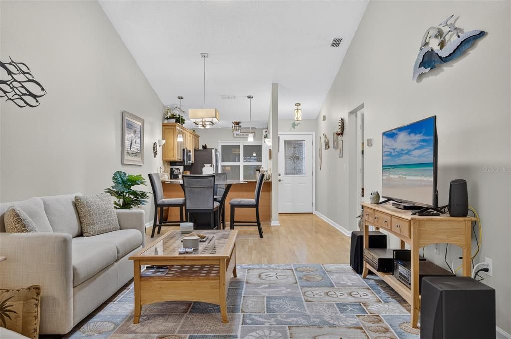 For Sale: $325,000 (2 beds, 2 baths, 1100 Square Feet)