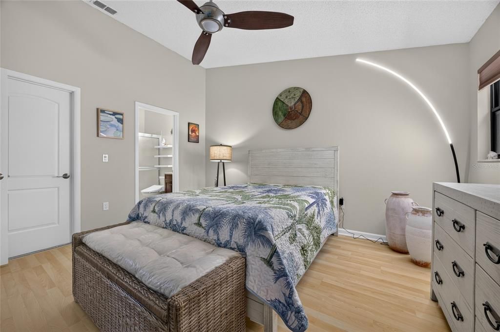 For Sale: $325,000 (2 beds, 2 baths, 1100 Square Feet)