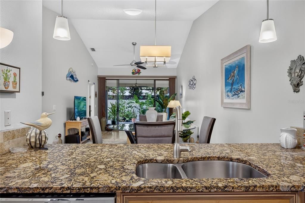 For Sale: $325,000 (2 beds, 2 baths, 1100 Square Feet)