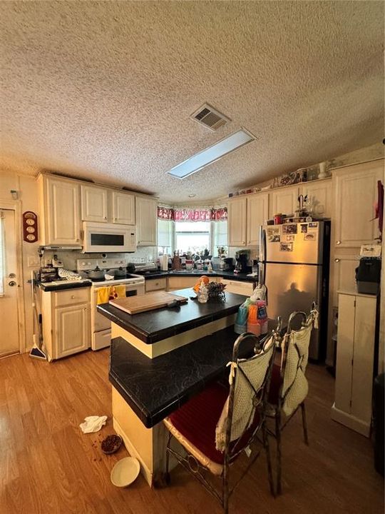 На продажу: $175,000 (2 спален, 2 ванн, 959 Квадратных фут)