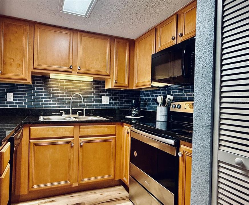 For Sale: $180,000 (3 beds, 2 baths, 1404 Square Feet)