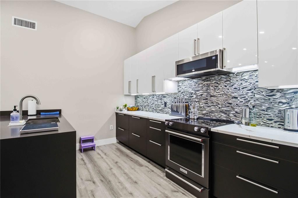 For Sale: $624,900 (3 beds, 2 baths, 1977 Square Feet)