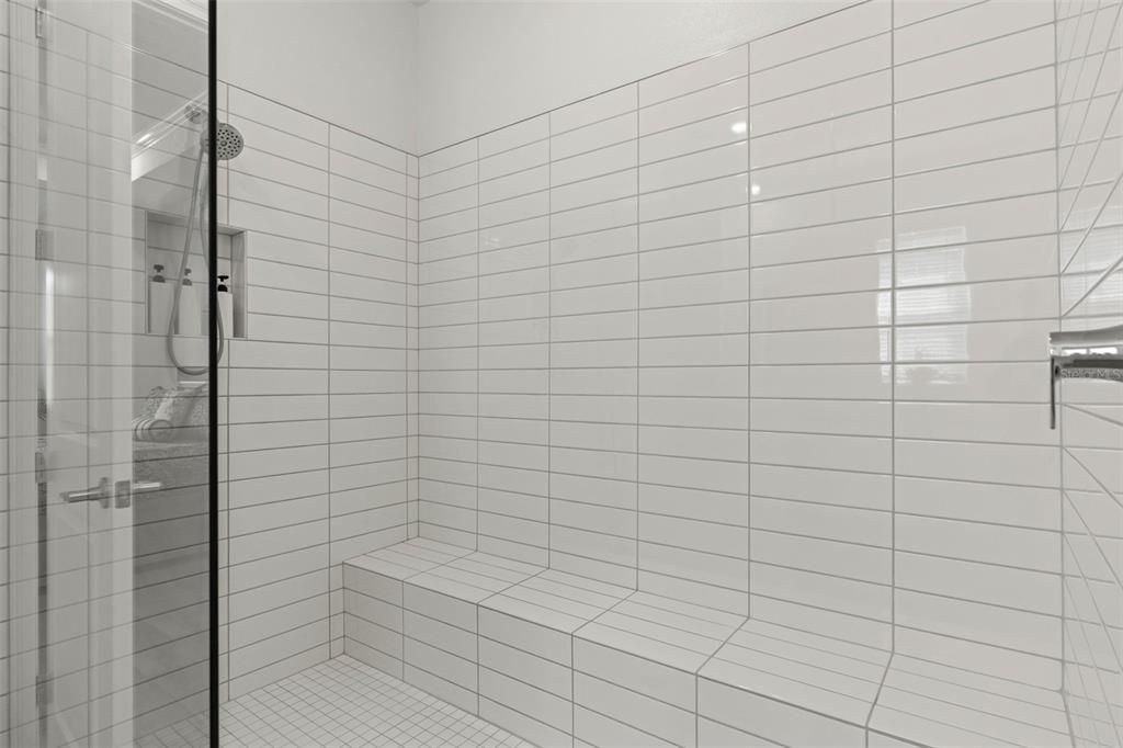 Activo con contrato: $525,000 (3 camas, 2 baños, 2350 Pies cuadrados)