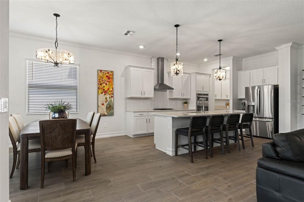 Activo con contrato: $525,000 (3 camas, 2 baños, 2350 Pies cuadrados)