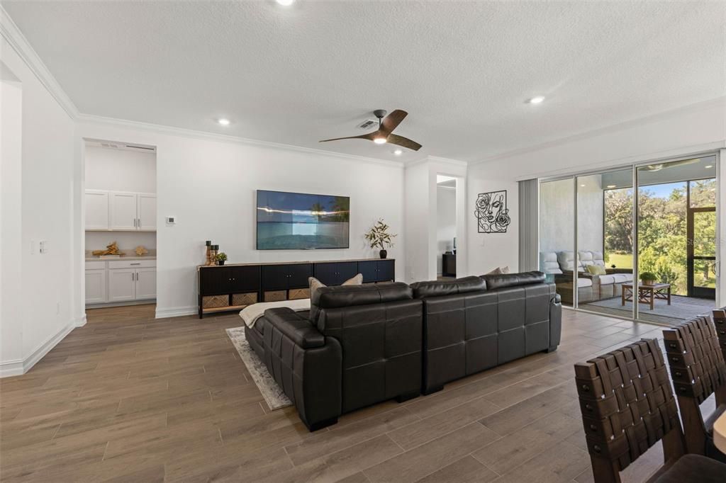 Activo con contrato: $525,000 (3 camas, 2 baños, 2350 Pies cuadrados)