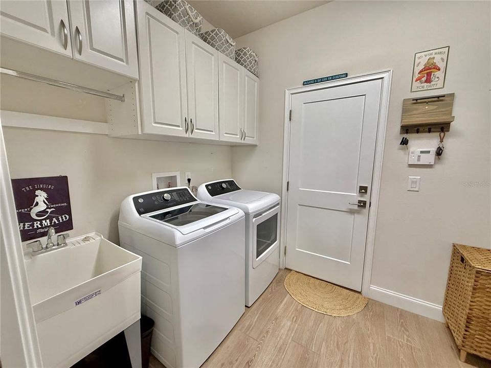 For Sale: $840,000 (3 beds, 2 baths, 1834 Square Feet)