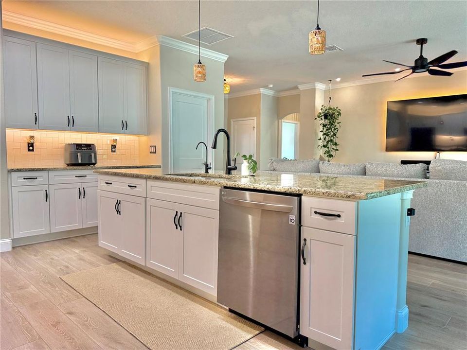 For Sale: $840,000 (3 beds, 2 baths, 1834 Square Feet)