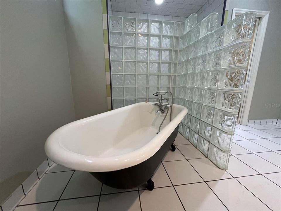 For Rent: $2,932 (4 beds, 3 baths, 2362 Square Feet)