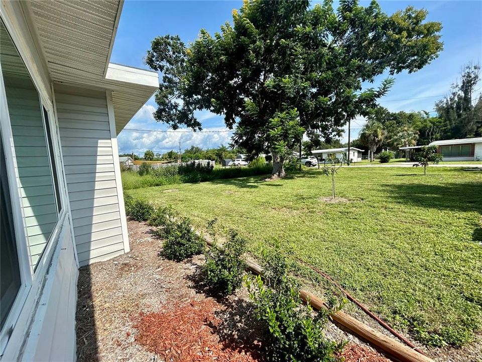For Sale: $173,000 (2 beds, 1 baths, 748 Square Feet)
