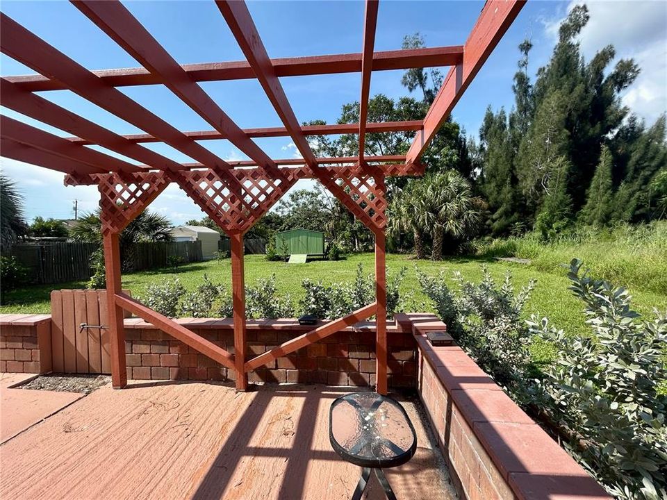 For Sale: $173,000 (2 beds, 1 baths, 748 Square Feet)