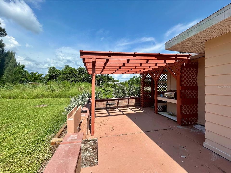 For Sale: $173,000 (2 beds, 1 baths, 748 Square Feet)