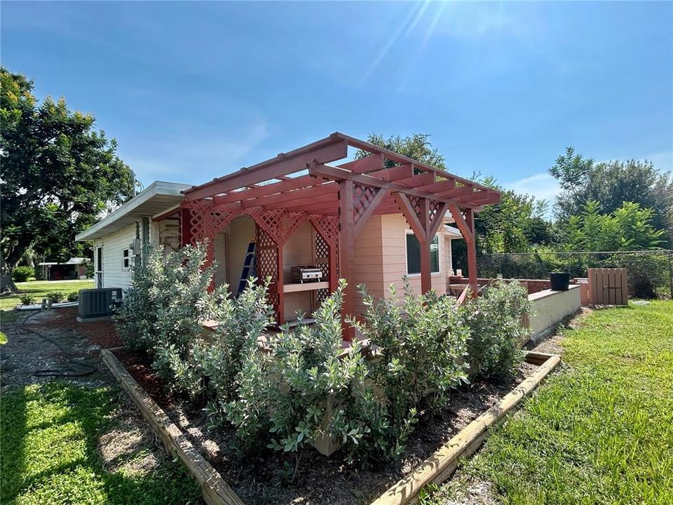 For Sale: $173,000 (2 beds, 1 baths, 748 Square Feet)