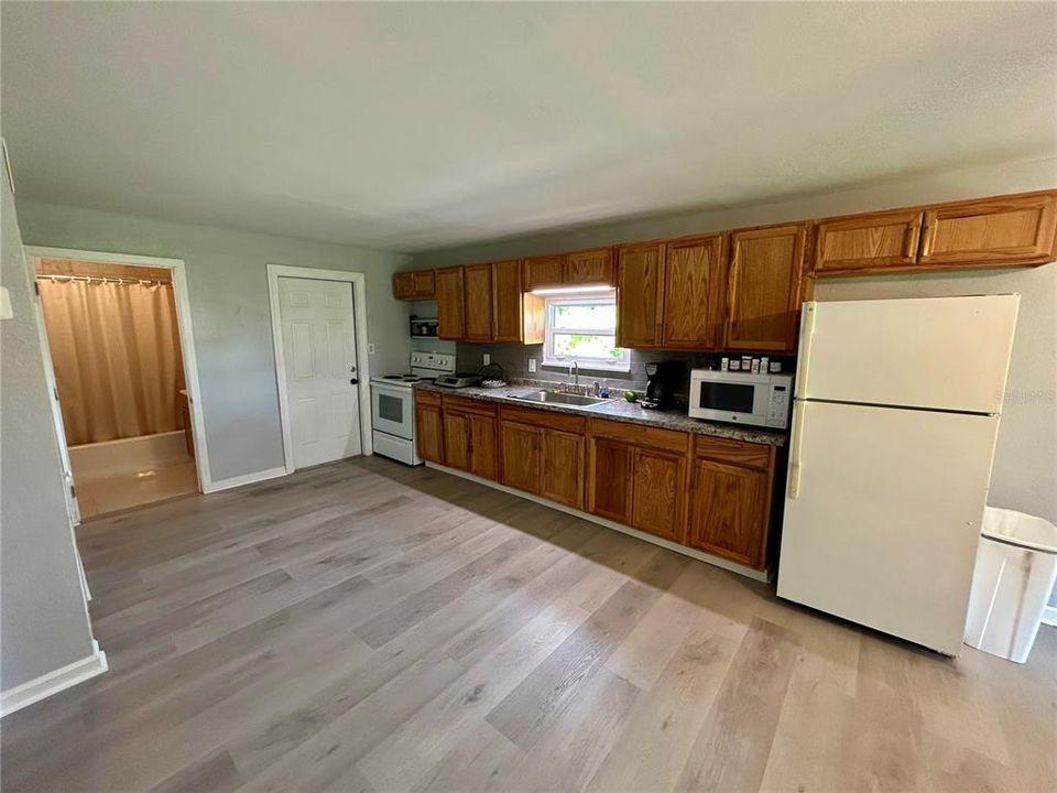 For Sale: $173,000 (2 beds, 1 baths, 748 Square Feet)