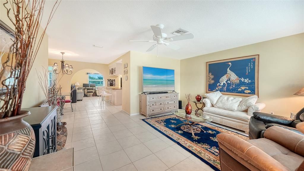 For Sale: $439,000 (2 beds, 2 baths, 1384 Square Feet)